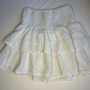 Vit volangkjol  - Supersöt vit kjol med volang, med töjbart material 💗