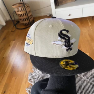 FITTED CAP - Tjena, säljer nu min fitted cap. Den är köpt från plick men blir tvungen att säga adjö kvickt då den ej passade mig. Priset jag tänker är 250kr vilket för mig är ett rimligt pris med tanke på hur bra skick kepsen är i, vid eventuella frågor är det bara o skriva😁