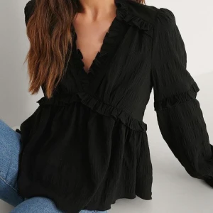 Svart blus  - Svart blus i storlek XS från NAKD, typ aldrig använd så är i mycket bra skick. Kan posta idag. 