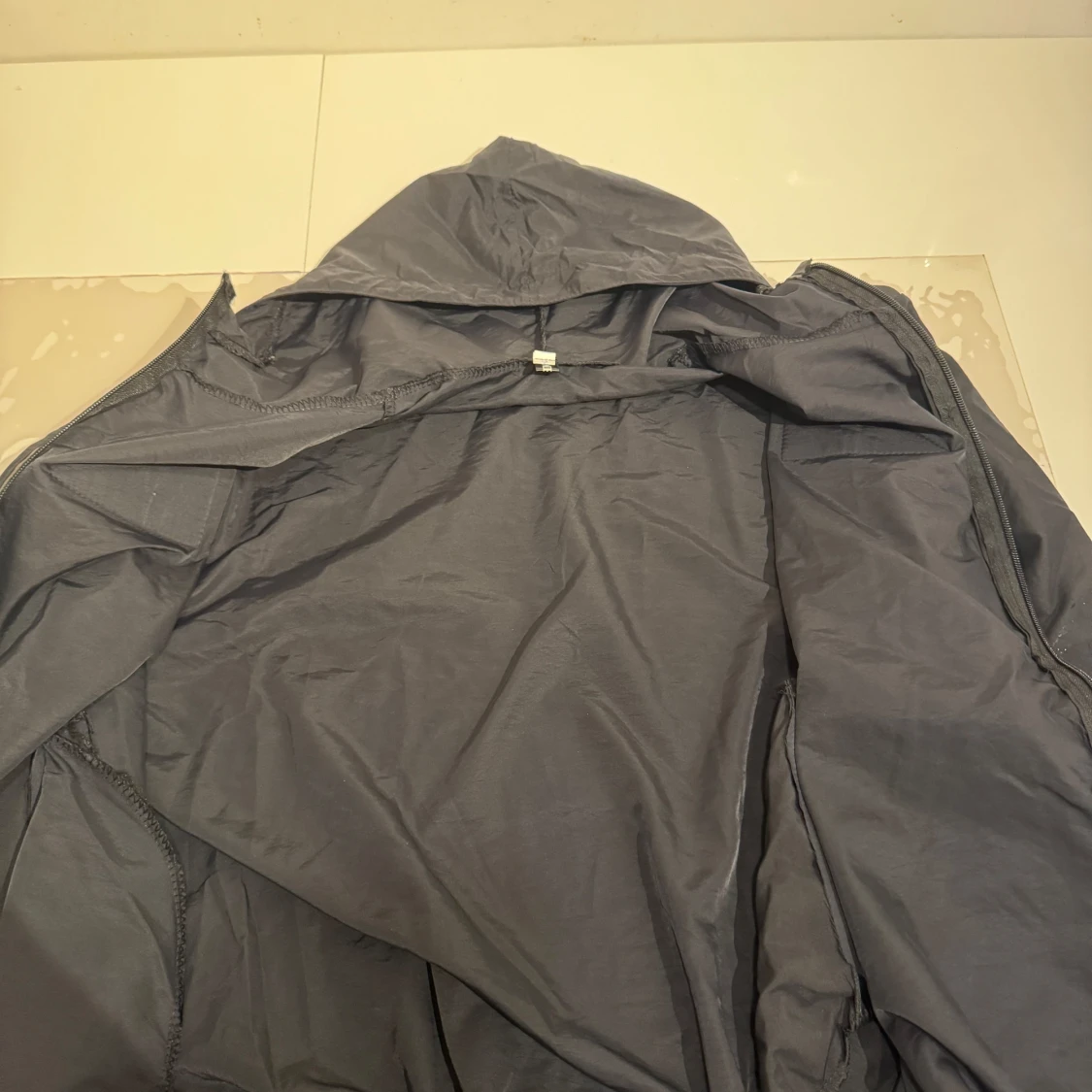 Svart vindjacka med gula ögon-detaljer - 4