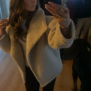 Teddyjacka i beige - Säljer en mysig beige teddyjacka med oversized passform från Gina tricot. Jackan är i nyckick i storlek M men passar även S. Den köptes för 500kr och pris går att diskutera❣️(ser likadan ut som den svarta på bilderna bara annan färg)❣️