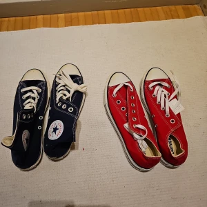 Converse sneakers 2 par i rött och blått - Ord pris 1600kr. Två par Converse sneakers, ett par i rött och ett par i mörkblått. Klassisk modell med vit gummisula, rund tå och vita snören. Tidlös design med canvasmaterial och kontrastsömmar. Perfekta för dig som gillar streetstyle och vill ha färg på fötterna. Helt oanvända men de blåa har missfärgats på nått sätt, kan nog gå bort med putsning, de har förvarats i en mörk garderob så det är inte från solen.