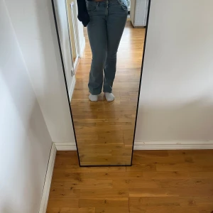 Ljusblå jeans från 157 - Säljer mina ljusblå bootcut jeans ifrån lager 157 i stolek M, då jag aldrig använder dem. Jag skulle säga att de är ganska lowest och väldigt tunna i modellen, så dem är sjukt sköna. Aldrig använda så i nytt skick. Pris kan diskuteras🩵