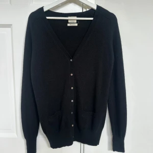 Kashmir kofta - Så fin svart 100% cashmere kofta från Lara Knit i nyskick. Så fin och perfekt till sommaren och hösten☺️