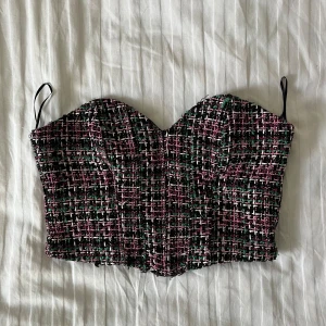 Tweed korsettopp från Zara - Snygg korsettopp från Zara, endast testad men har en liten uppstickande plastpinnesak bak🙂🌸 
