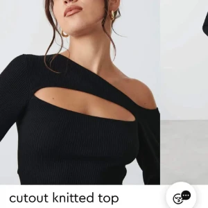 Cutout knitted top från Gina Tricot  - Ribbad topp med cut out-detalj framtill. Toppen är svart och har lång ärm. Den har figurnära passform, ribbad kvalitet och one-shoulder design. Oanvänd med prislapp kvar