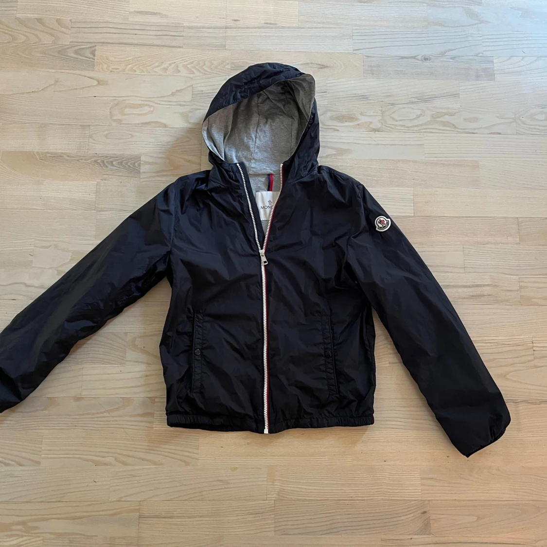 Mörkblå vindjacka med huva från Moncler