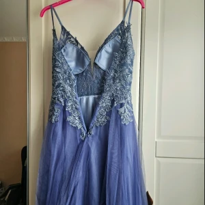 Balklänning st.34 (xs/s) från: Lilly's - Säljer en elegant blå långklänning med tunna axelband, v-ringnigad. Märket är Lillys. Använd 1 gång, inga repor. Original pris: 3500kr! Storlek 34 så passar S och XS. Kan mötas upp i sthlm💗