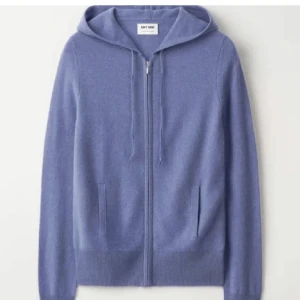 Ljusblå hoodie med dragkedja - Såå snygg ljusblå hoodie från Soft Goat med dragkedja framtill och huva med snören. Tröjan har långa ärmar och två fickor framtill. Perfekt för en avslappnad stil. Finns inte att köpa denna färg längre, köpte den för länge sen för 2300kr, säljer för 1200kr men kan gå ner i pris vid snabb affär!!💕