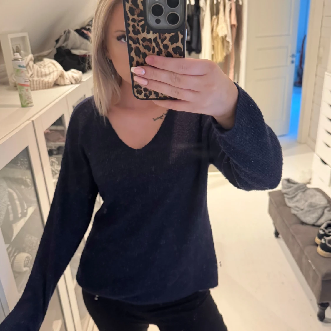 Mörkblå stickad tröja