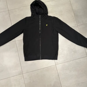 Skal jacka Lyle & Scott - Perfekt för dig som gillar att kolla fotboll eller bara va ute. Använd ksk 2-5 gånger men absolut 0 täcken på användning!👍