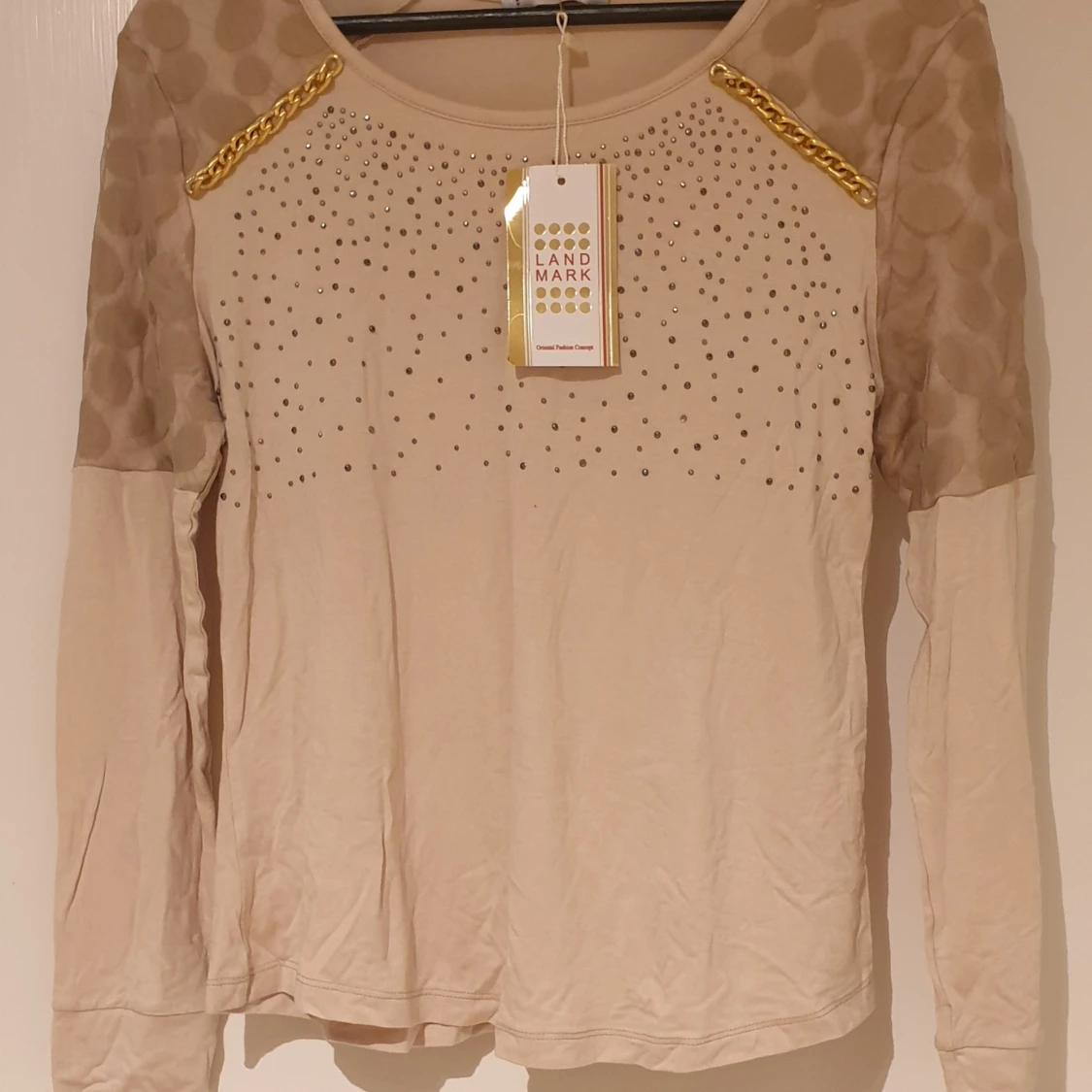Beige långärmad topp med kedjedetaljer och nitar från Landmark
