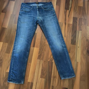 Lee W32 L32 - Säljer ett par Lee jeans i rak passform. Modell Daren. Gott skick 4.5/5. Storlek W32 L32.