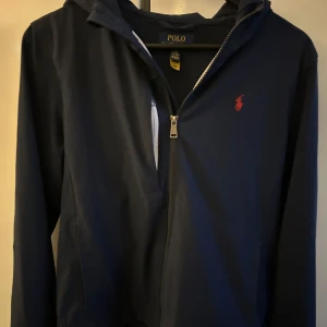 Tunn jacka från Ralph lauren - Snygg mörkblå vindjacka från Polo Ralph Lauren passar runt 165 cm, bra skick och riktigt snygg