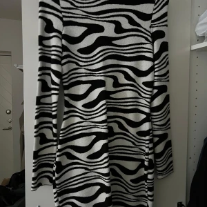 Klänning - Säljer nu min minidress då den ej kommer till användning. Den är helt oanvänd i storlek L(40). Den är perfekt till sommar och har öppen rygg!🤩 Ny pris är 499kr. Pris kan diskuteras. ‼️Finns ej kvar på NA-KD