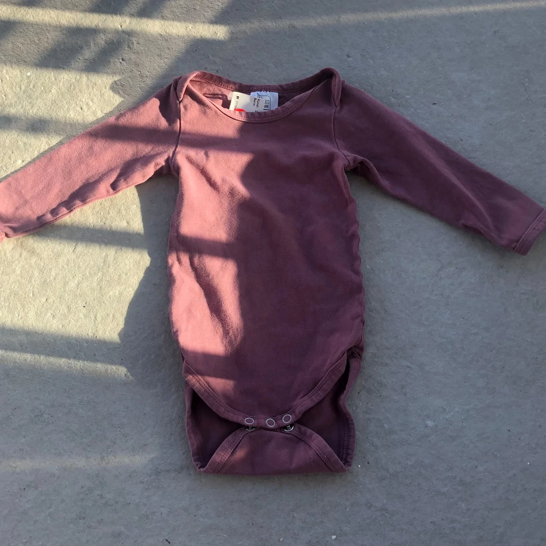 Långärmad lila body med tryckknappar