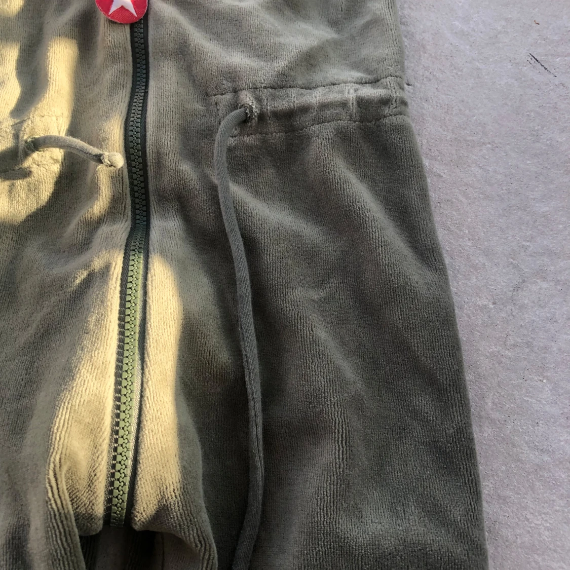 Olivgrön mjukisdress med dragkedja - 2