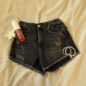 Svarta jeansshorts med fransig kant från Zara - Svarta jeansshorts från Zara med fransig kant och slitna  kanter. De är perfekte inför sommaren ifall man ska åka utomlands eller ha en tjejkväll! Storlek 152 men passar 164, alltså S-M bättre. Priset går absolut att diskuteras!🌸❤️