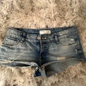 Lågmidjade jeansshorts med slitningar - Jätte fina jeans shorts🩷🩷🩷