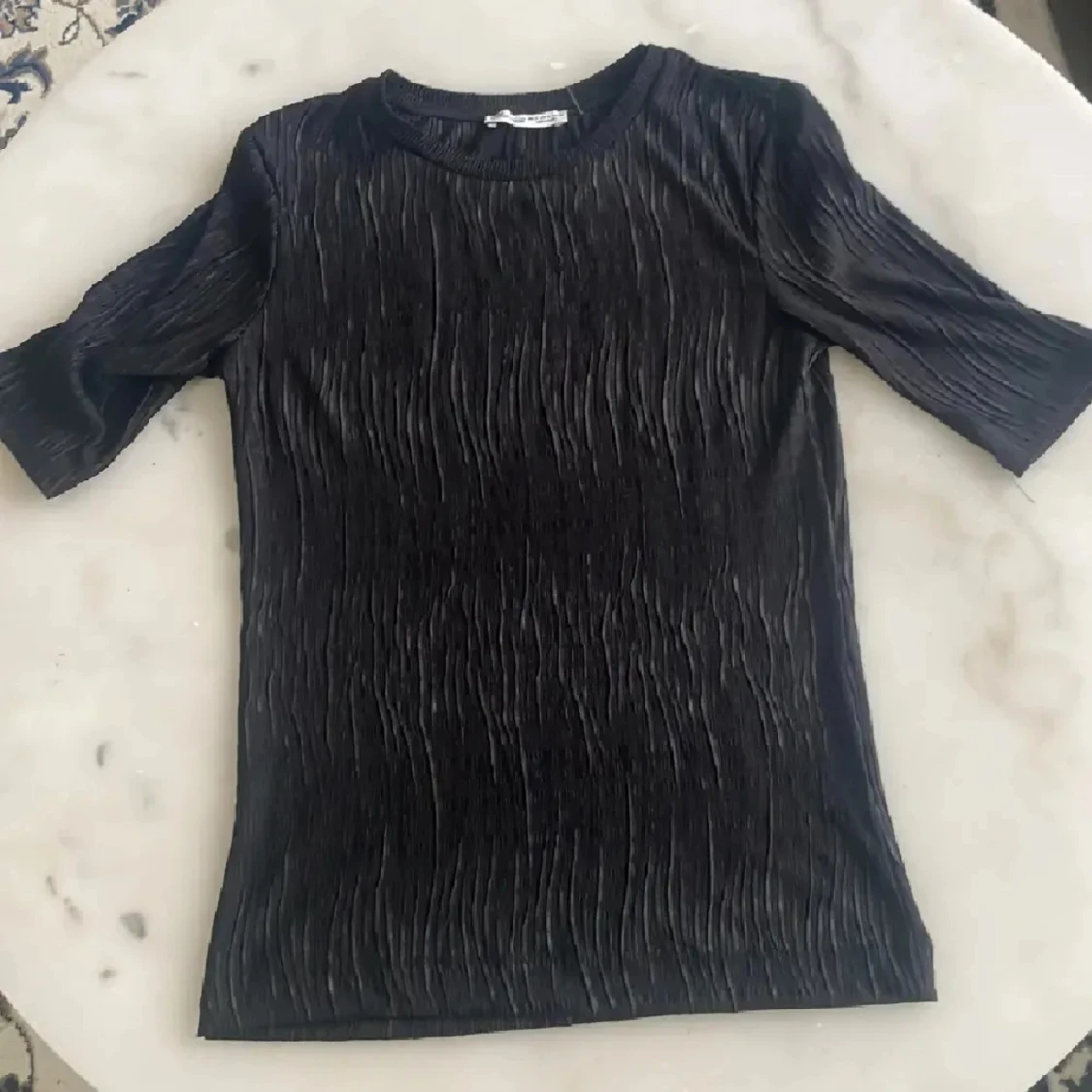 Svart plisserad topp från H&M - 1