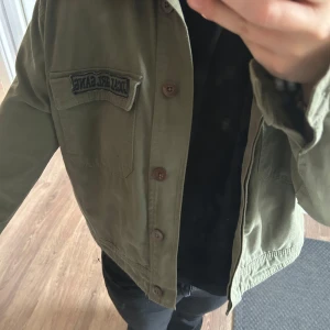 Olivgrön overshirt med knappar - Säljer en olivgrön overshirt med bröstficka och knappar framtill. Aldrig använd och är i mycket bra skick🌸🌸
