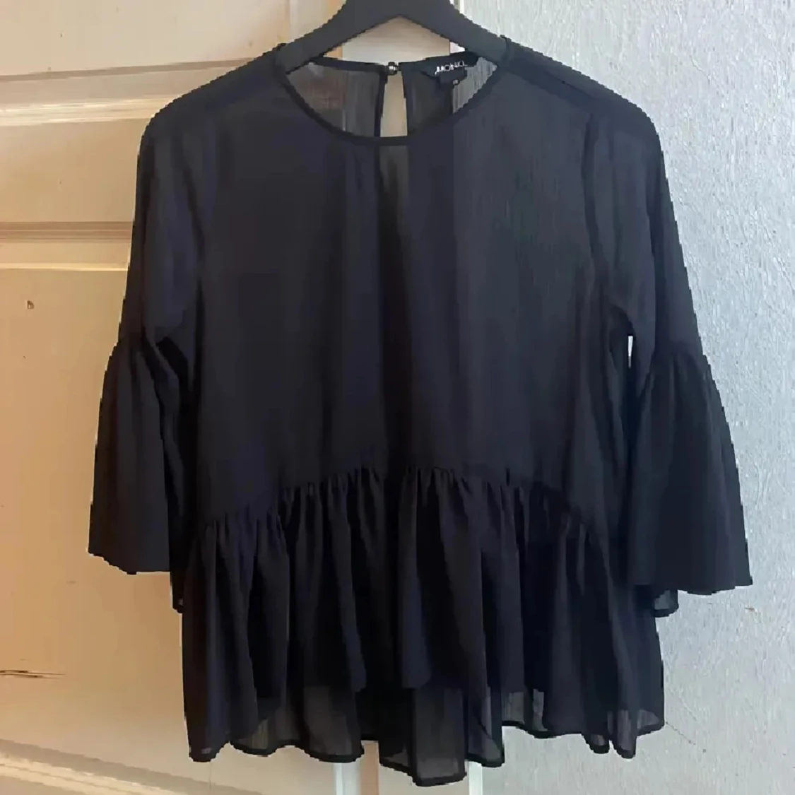 Svart volangblus  - 1