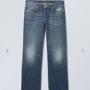 Blå raka jeansbyxor - Klassiska blå lågmidjade jeansbyxor med raka ben och femficksdesign. Jeansen har en normal passform och subtila slitningar vid låren för en avslappnad look. Säljer då de inte kommer till användning🫶🏽