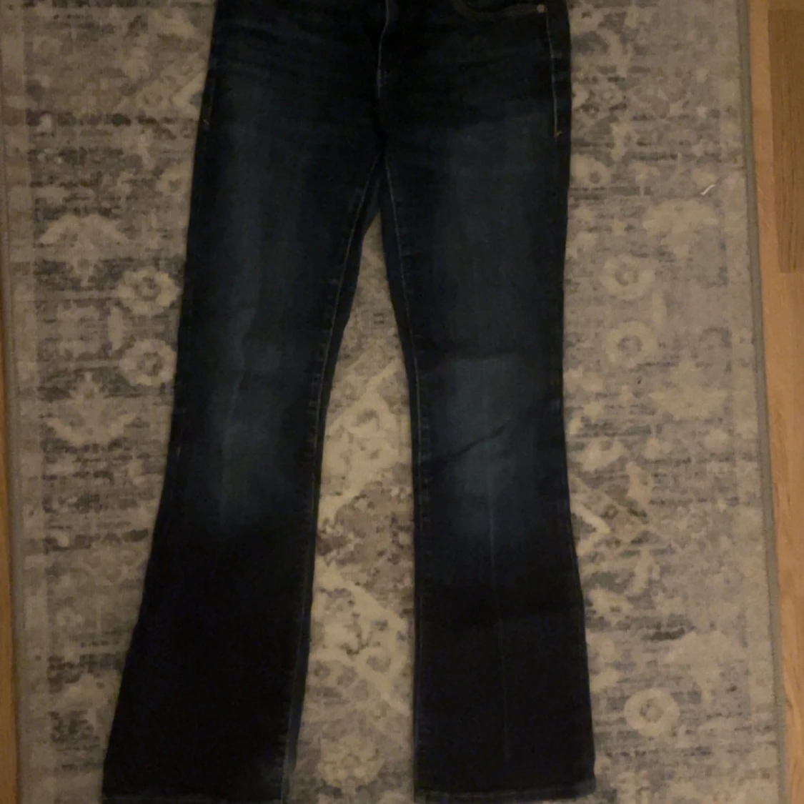 Mörkblåa bootcut jeans - 1