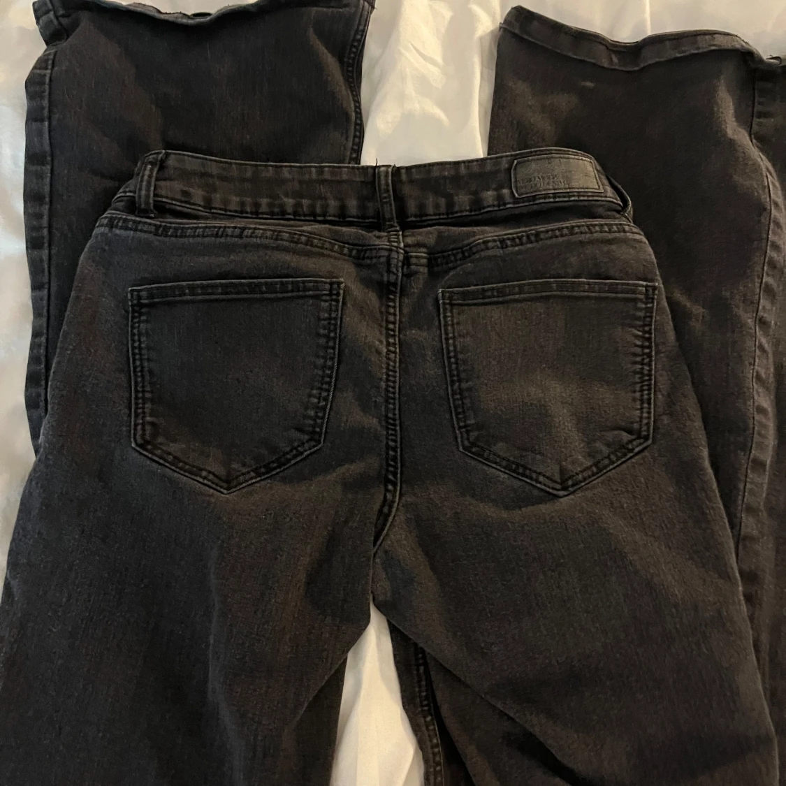 Svarta jeansbyxor från vero moda - 2