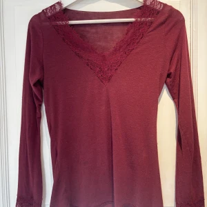  Långärmad intimissimi topp med spets - Säljer en tunn kashmir intimissimi topp i den vinröda färgen som inte säljs längre💓endast använd nån enstaka gång