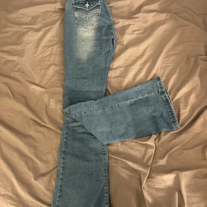 Blå bootcut jeans från SHEIN - Säljer ett par blå bootcut jeans från SHEIN i storlek XS. Dom är sanna i storleken, typ som 34 på ett par Gina jeans. Kostar 259kr på hemsidan
