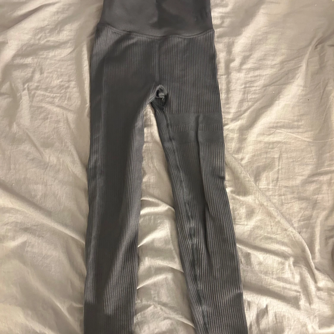 Grå ribbade tights från Stronger - 1