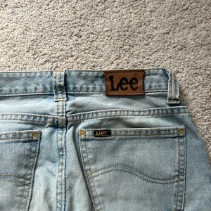 Ljusblå jeans från Lee - Säljer ett par jättesnygga ljusblå jeans från Lee som tyvärr är förstora för mig💞strl 36