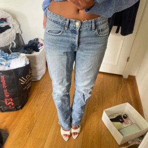 Ljusblå raka jeans - Säljer ett par klassiska ljusblå jeans med raka ben och normal passform. Jeansen har fem fickor, knapp- och dragkedjegylf samt en tidlös look som passar till det mesta. Perfekta för dig som gillar en avslappnad stil.