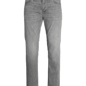 Nya  Grå jeans från Jack & Jones  - Säljer ett par grå oanvönda!!! jeans från Jack & Jones med tapered raka ben, storlek 32 i midja och 32 i längd. Jeansen har normal passform och är tillverkade i denim med snygg tvättad look. Jeansen är inte använda, utan storleken var för liten för mig. PRISET KAN DISKUTERAS.❗️