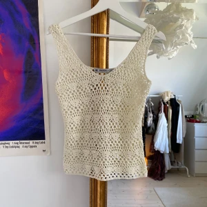 Vintage virkad topp med guldtrådar - Supersöt! Passar bra som beach coverup eller som topp. Uppskattar till storlek S 🤍