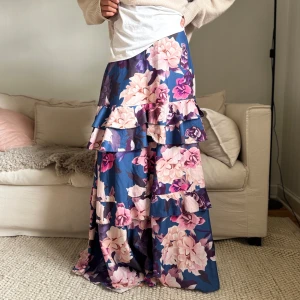 Lång kjol - Säljer denna så fina lång kjol🎀🎀🌸🌼🌼