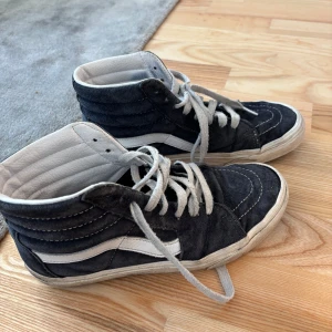 Blå höga Vans - Snygga höga mörk blå Vans skor som inte kommer till användning, nya skosnören medkommer och kan självklart tvätta om man vill köpa.🙏🏼