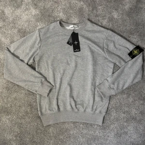  Stone Island  sweatshirt  - Säljer en snygg stone island tröja✅ -vet ej om den är äkta men (QR koden fungerar)🙌🏼 -helt ny med tags 🏷️  -längd:64 bredd:43✅ Skriv gärna om du har frågor🙌🏼