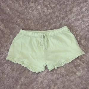 shorts! - Säljer ett par jätte söta ljusgröna shorts med volangkant. Skulle säga att de är i storlek XS, men passar även XXS och S, då de är stretchiga i midjan. De är jätte bekväma och i väldigt bra skick!💗