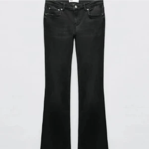 Svarta bootcut jeans från Zara - Säljer ett par svarta bootcut jeans från Zara. Jeansen normal passform upptill och utsvängda ben. Har använts mycket. Jeansen finns inte kvar på hemsidan. Priset kan diskuteras 