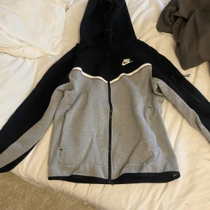 Nike Tech Fleece - Nike Tech Fleece herrmodell, använd fåtal gånger. 500kr