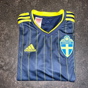 Svensk landslagströja stl 164 - Fräsch fotbollslandslags tröja perfekt för den som vill supporta sverige