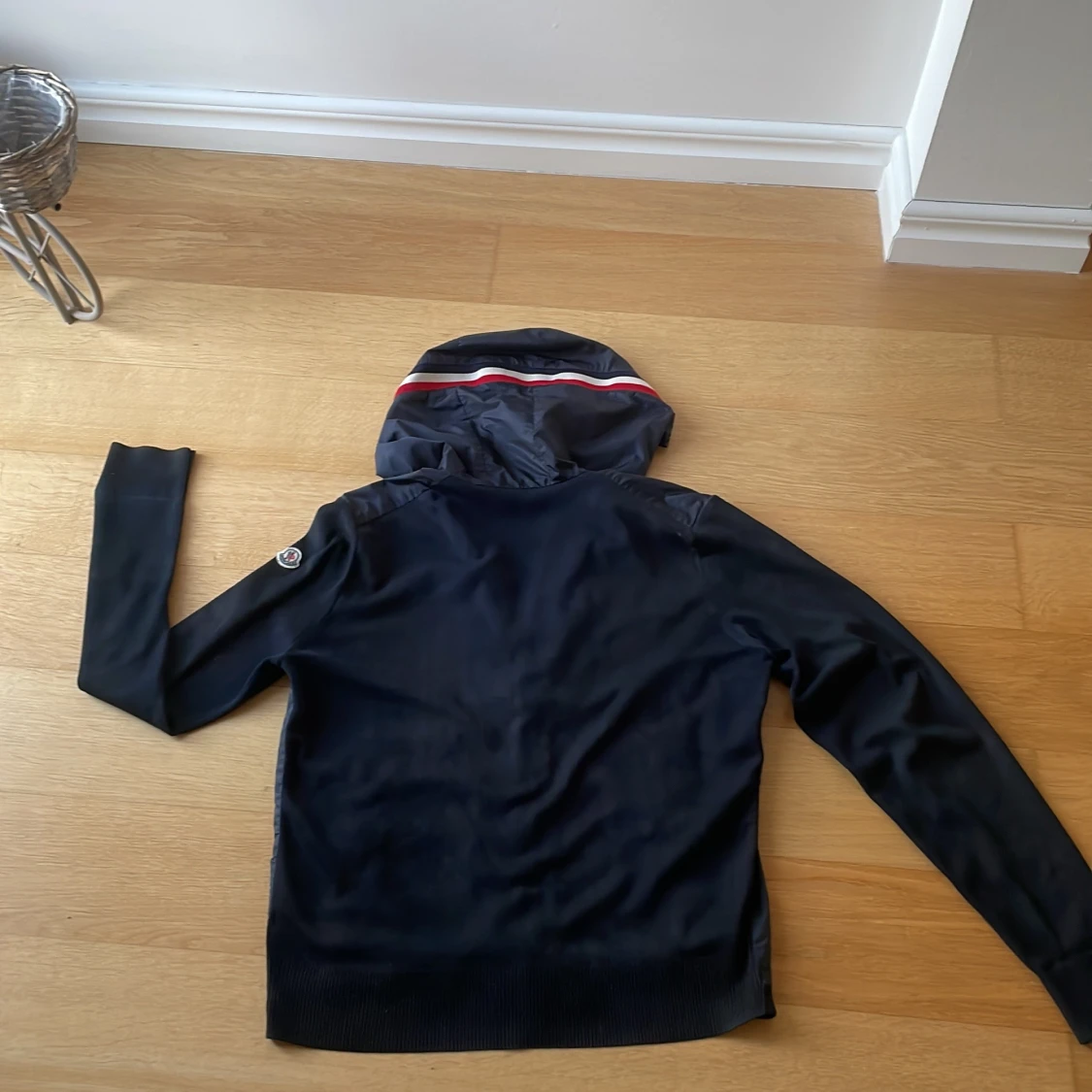 Svart jacka med huva från Moncler - 1