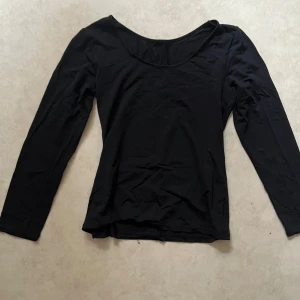 Svart långärmad topp från Avet - En enkel och stilren svart långärmad topp från Avet. Toppen har rund halsringning och är tillverkad i ett mjukt och stretchigt material som sitter bekvämt på kroppen. Tycker att den passar xs/s/m/l fast den är nog bara figurnära till L! #basplagg #svarttröja #vardagsstil #stilrent #secondhandfynd #minimalistiskt #enkeltochsnyggt #plickfynd #säljespåplick #långärmad #secondhandmode
