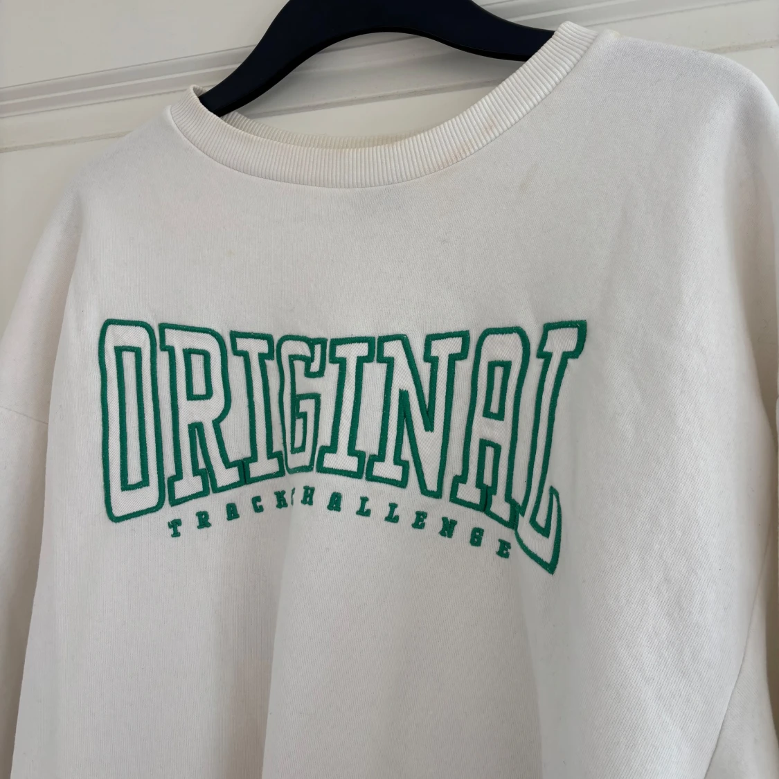 Vit sweatshirt med grön text - 2