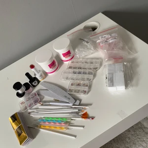 Stort nagelkit med dekorationer och verktyg - Säljer nagelkit med akrylpulver, nageldekorationer i olika färger och former, nagelfilar, penslar och dotting tools. Perfekt för att skapa kreativa nageldesigner hemma. Massa fina saker för naglar, fick de i present men är jätte dålig på att fixa. De akrylpulverna har jag testat endast en gång (den rosa) , de är inte helt fyllda även när man köper det helt ny. Den vita har jag inte ens använt. Jätte fina nagel stenar vissa är hel oöppnade.