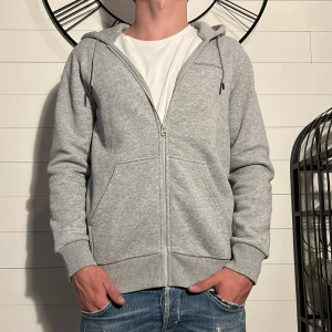Grå hoodie från Peak Performance - Säljer nu en riktigt nice peak performance i storlek S som aldrig är använd (bara på bilderna).| Det är bara och skriva om ni undrar något|