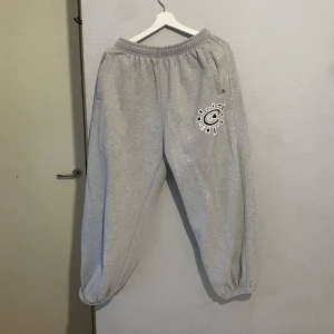 Always do what you should do byxor - Jag säljer ett par gråa always do what you should do byxor i storleken M. Byxorna är sköna för en casual day men passar också bra för gymmet då dom är ganska baggy.  Vänstra fick har ett hål som går att laga (bild 4) kontakta för mer frågor osv.