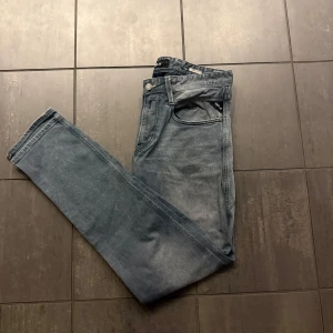 Replay Anbass jeans - Riktigt snygga Replay Anbass jeans i grå färg. Byxorna är i väldigt bra skick och har inga större tecken på slitage. Skriv för fler frågor eller funderingar👍
